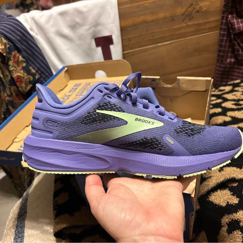 Women’s Brooks size 6
Launch 9